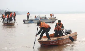 Hàng chục tàu thuyền tìm kiếm học sinh mất tích trên sông Hồng