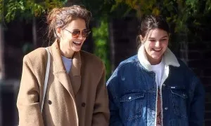 Katie Holmes bác tin con gái là triệu phú