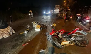 Bốn xe máy tông liên hoàn ở TP HCM, 3 người bị thương Bốn xe máy tông liên hoàn ở TP HCM, 3 người bị thương