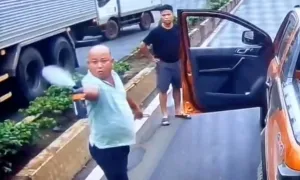Người xịt hơi cay đe dọa tài xế bị bắt Người xịt hơi cay đe dọa tài xế bị bắt