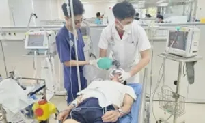 Nhiều người trẻ đột quỵ sau tắm đêm mùa lạnh