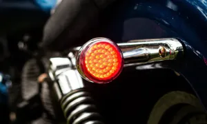 Đi thẳng qua ngã năm có cần bật xi-nhan?