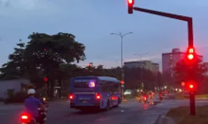 Đến giữa ngã tư đèn chuyển đỏ, nên đi tiếp hay dừng lại?