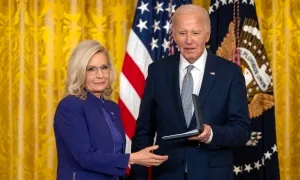 Tổng thống Biden trao huân chương cho cựu nghị sĩ Cộng hòa chống ông Trump