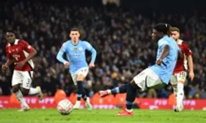 Man City thắng 8-0 trước đội của các cựu danh thủ Man Utd Man City thắng 8-0 trước đội của các cựu danh thủ Man Utd