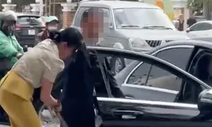Người đàn ông cầm kiếm đe dọa bảo vệ công viên Người đàn ông cầm kiếm đe dọa bảo vệ công viên
