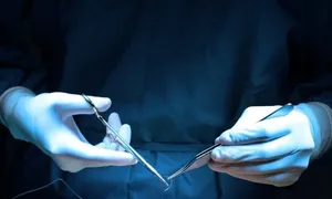 Vết mổ một cm cứu thanh niên gãy cột sống cổ