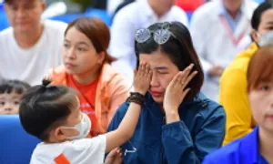 Bé trai 'bệnh chưa có thuốc chữa' lau nước mắt cho mẹ Bé trai 'bệnh chưa có thuốc chữa' lau nước mắt cho mẹ