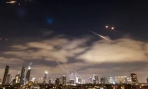 Khoảnh khắc tên lửa Iran lao xuống thành phố cảng Israel Khoảnh khắc tên lửa Iran lao xuống thành phố cảng Israel
